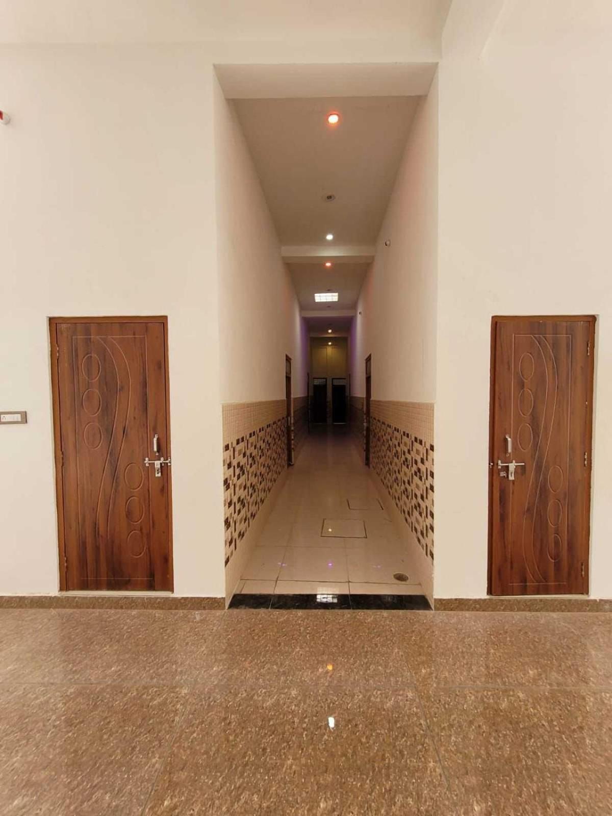 Oyo Hotel Hastinapur Palace Мирут Екстериор снимка